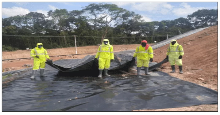 Instalação de geomembrana na cobertura final (Guama Tratamento de resíduos - 2022)