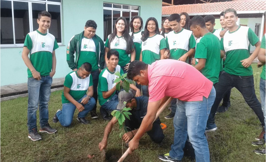 Discentes do Instituto Federal do Amazonas – Pólo Coari, dando início à horta medicinal escolar, durante a execução de uma das versões do Projeto