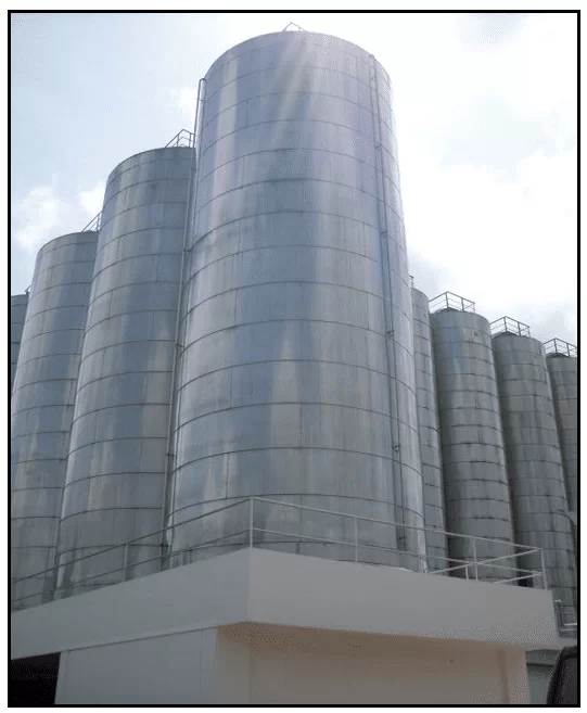 tanques onde ficam armazenados os ingredientes na preparação das bebidas na CERPASA.