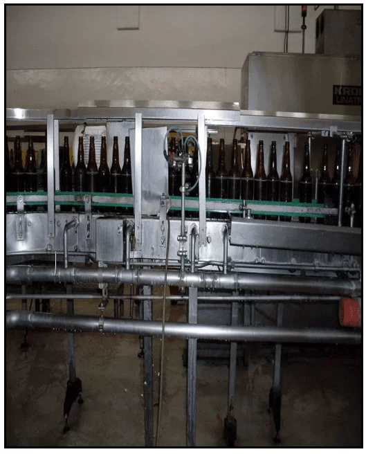 linha de produção da CERPASA parte de limpeza das garrafas.
