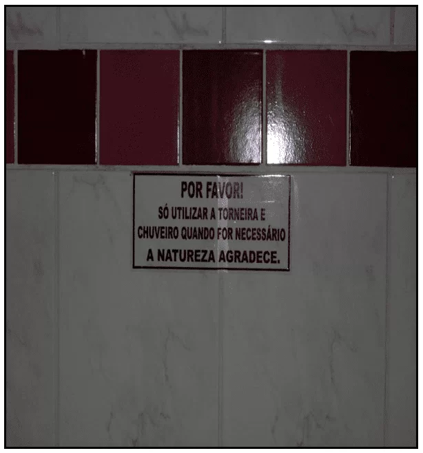 Figura 26 – Imagem interna dos vestiários e do trabalho realizado dentro da empresa e junto aos funcionários sobre educação ambiental.