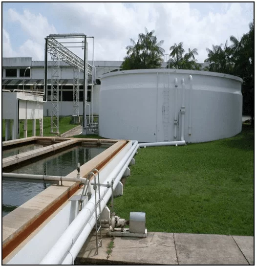 tanque onde fica o produto final antes da utilização da água no processo de fabricação de bebidas