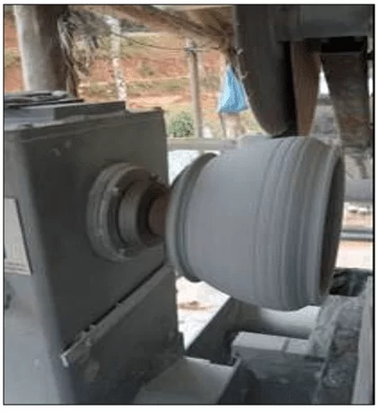 Processo de produção das panelas no torno do CEFET. Fonte: SANTOS (2009).