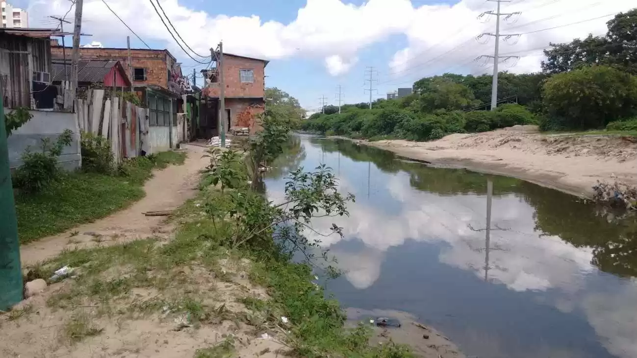 Figura 2 - Casas construídas sobre o leito do Igarapé do Mindú. Fonte: Almeida,F.R. (2017)