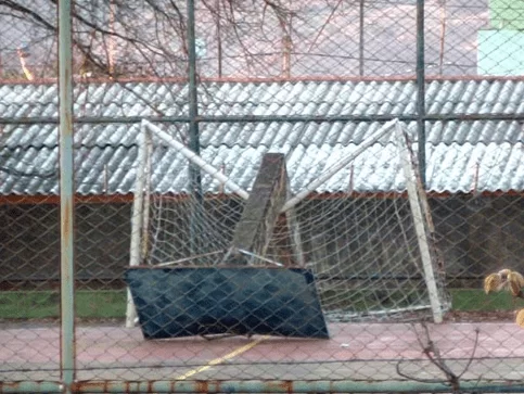 Imagem 05 – Acidente com tabela de basquetebol Tipo 7 (Poste de concreto fixo no piso). Fonte: http://g1.globo.com/distrito-federal/noticia/2013/09/tabela-de-basquete-cai-e-fere-aluno-de-escola-publica-do-distrito-federal.html