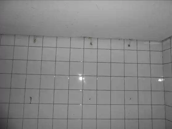 Figura 11 – perforación y grietas en el revestimiento de la pared.