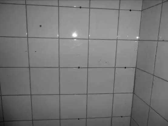 Figura 12 – perforación y grietas en el revestimiento de la pared.