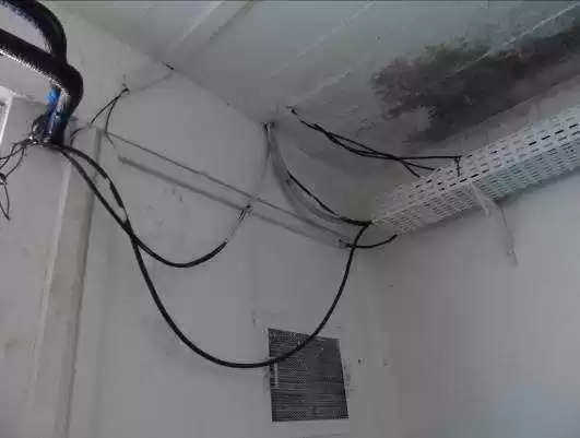 Figura 25-eléctrico cableado expuesto y presencia de infiltración