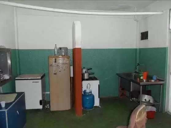 Figura usado de 27 pisos y paredes pintadas.