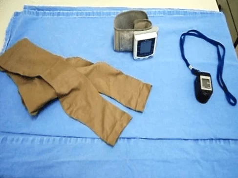Figura 03: Meias Elásticas Compressivas (KENDALL), Monitor de Pressão Arterial Digital de Pulso (MF-343) e Oxímetro de Pulso (CONTEC). Fonte: (Arquivo pessoal, 2015).