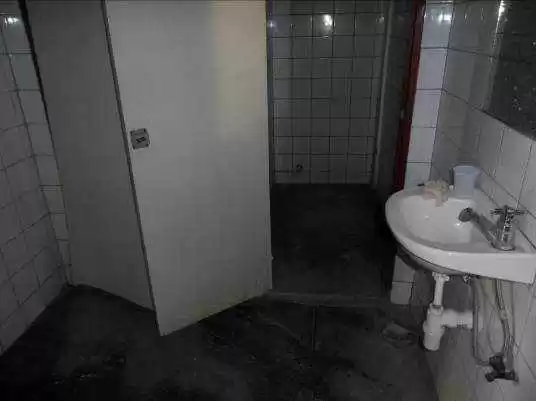 Figura 31-puertas, lavamanos e instalaciones con daño.