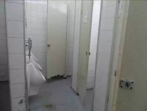 Figura 35-orinal particiones y puertas dañadas que necesitan.