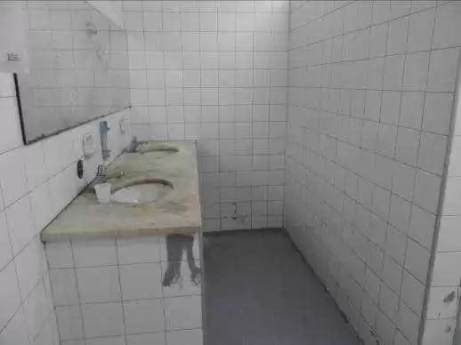 Figura 36-Reveestimento dañado muro y con cubierta de mármol con averías y manchado.