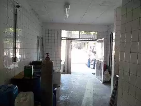 Puerta de acceso a la planta 38 figura con daños y aparente.
