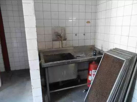 Figura 39-dañada pared y suelo problemas hidrosanitarios.