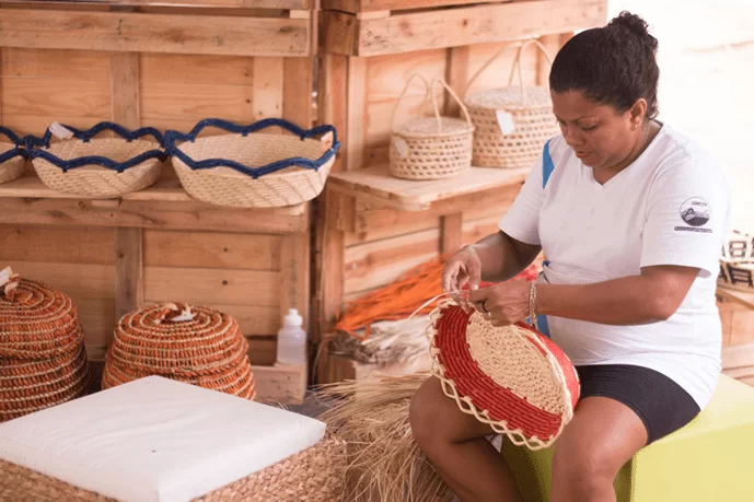 Figura 2 - Artesã, Trançados da Ilha, Parnaíba. Foto Cássia Moura.