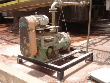 Figura 14 – Bomba de operação manual instalada na bacia de contenção da lixiviação de silicato.Fonte: arquivo da empresa.