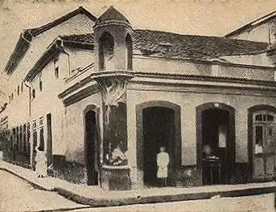 Abbildung 2-Leuchter, der im Jahre 1820, Rio De Janeiro an der Ecke der Zoll- und Regent Feijó existierte. Quelle: http://rio-curioso.blogspot.com.br/2008/02/iluminao-no-rio-de-janeiro-i.html (2008)