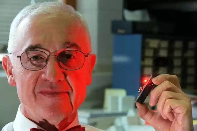 Abbildung 7 – Wissenschaftler Nick Holoniack Jr. mit Ihrer Kreation, die rote LED. Quelle: http://news.illinois.edu/ii/12/1018/LED_at_50_Nick_Holonyal_Jr.html (2010)