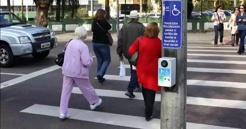 Resultado de imagem para acessibilidade no transito semaforos
