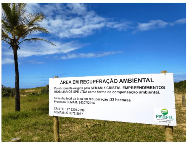 Placa indicando o processo de licenciamento, objeto de Compensação Ambiental, nome do empreendimento e do órgão público licenciador.