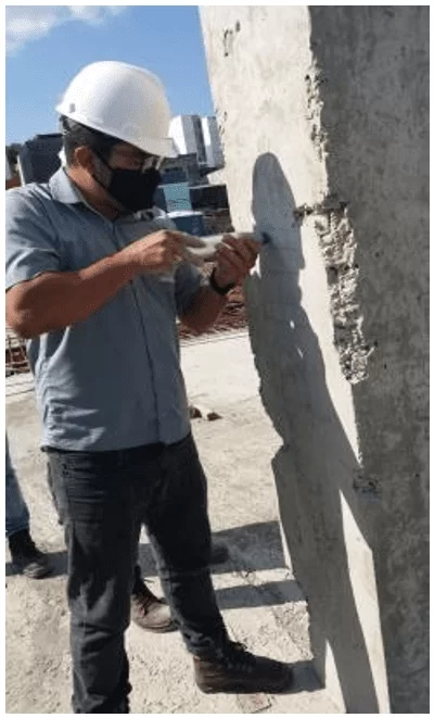 Realização de ensaio de esclerometria no pilar do térreo