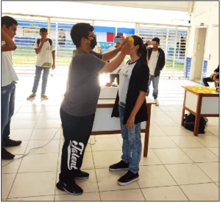 Aluno dando uma “tortada” na colega