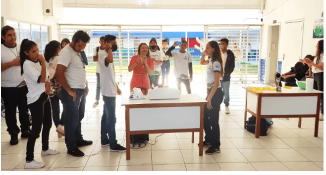 Alunos contentes e participativos na gincana de aprendizagem.