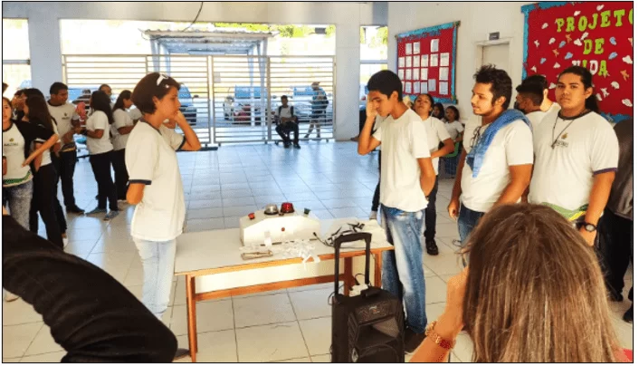 Organização dos alunos antes da gincana de aprendizagem começar.