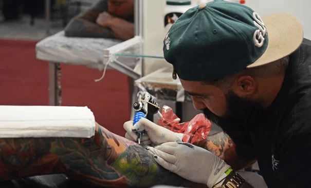 Tatuador profissional em atuação na Tattoo Week São Paulo